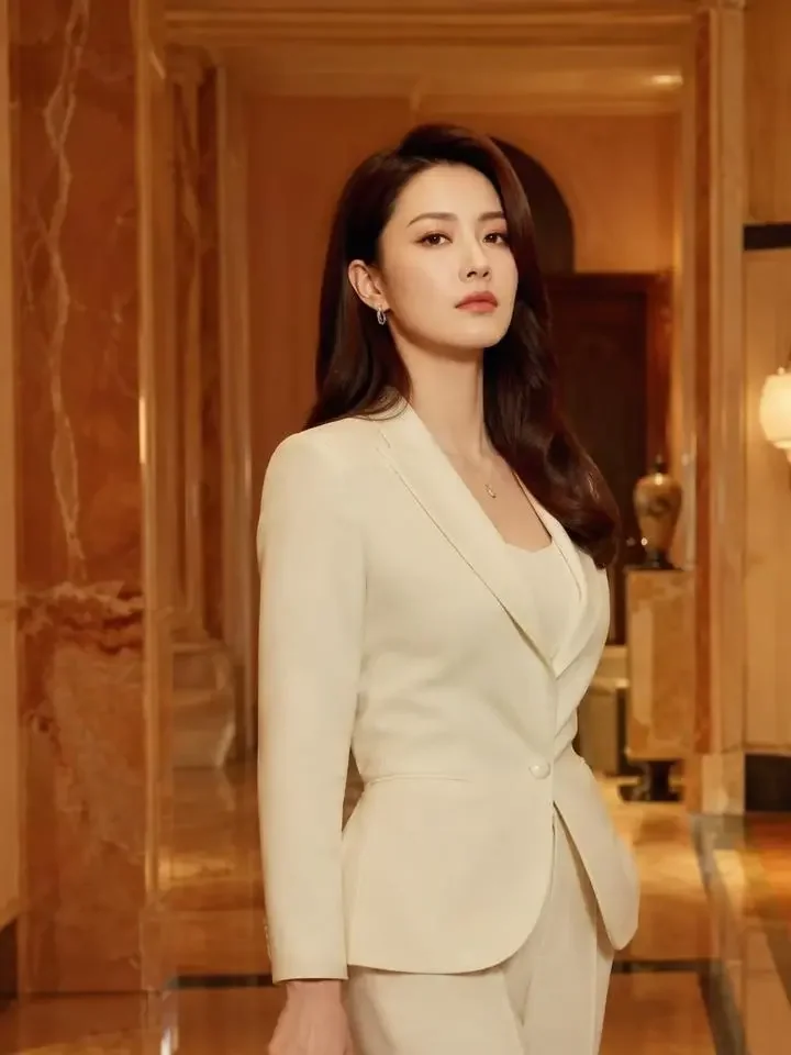 豪门弃女的复仇日记短剧竖版封面